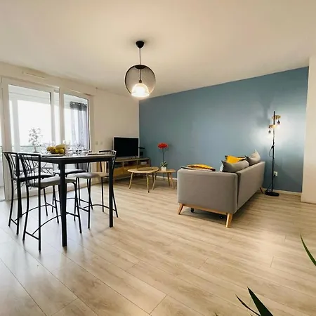 Bright In A New Building With Garage Apartment *