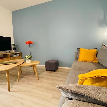Bright In A New Building With Garage Apartment