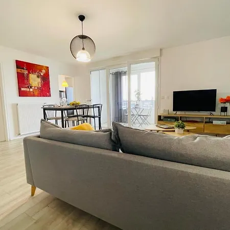 Bright In A New Building With Garage Apartment *