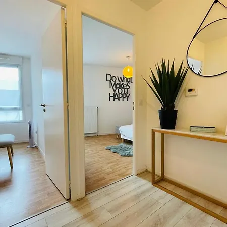 Bright In A New Building With Garage Apartment *