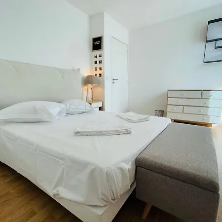 Apartment Bright In A New Building With Garage