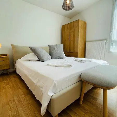 Bright In A New Building With Garage Apartment *